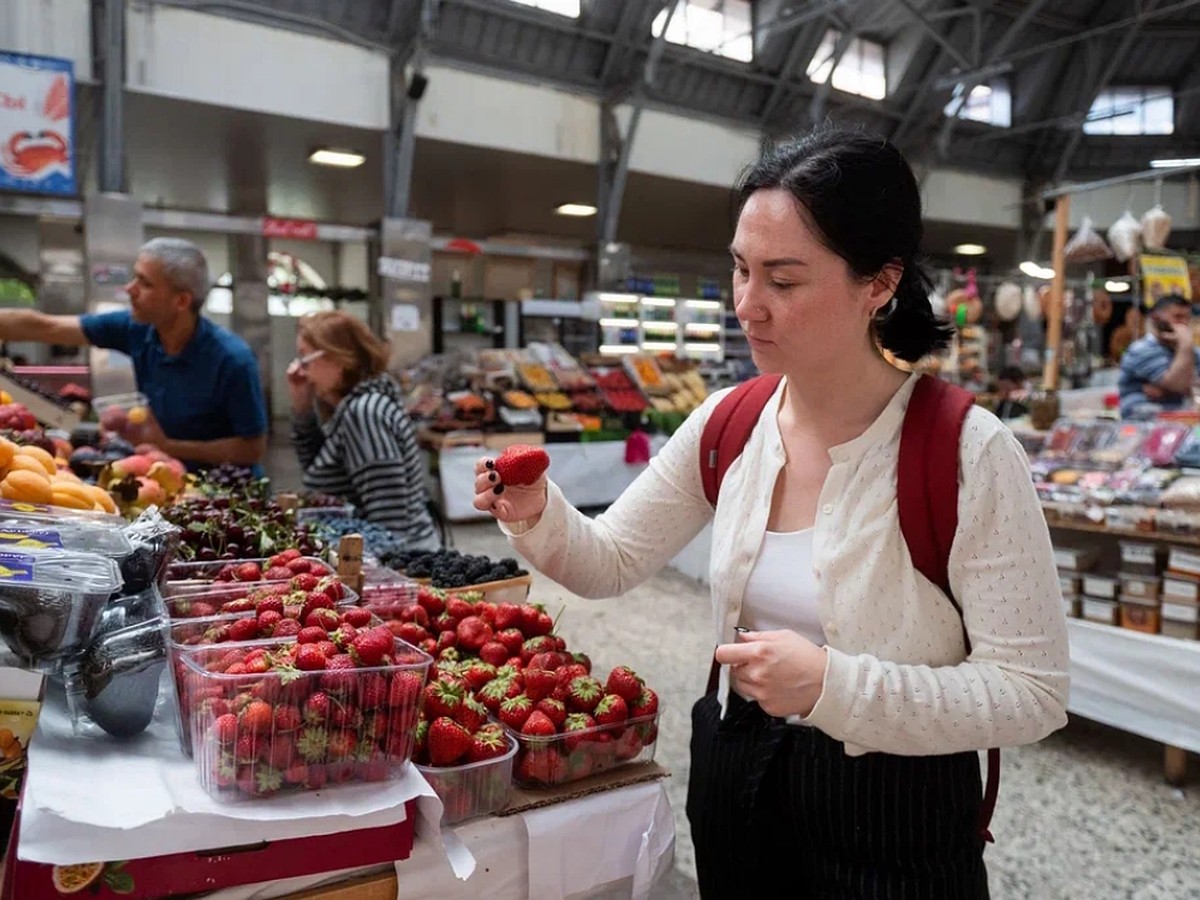 Крымская черешня против белорусской малины: Какие фрукты продают на Сенном,  Кузнечном и Сытном рынках и почему такая разница в ценах - KP.RU