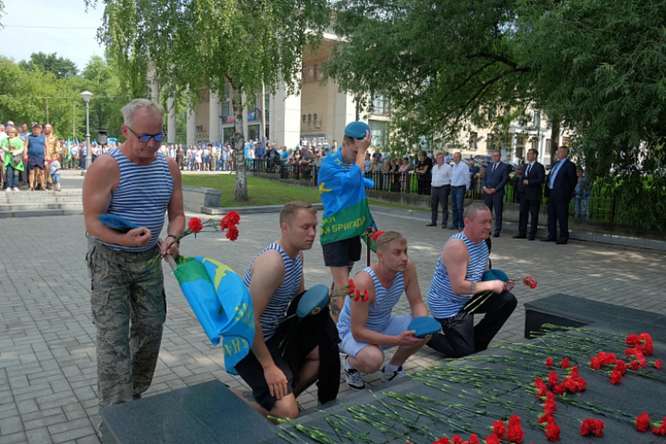 Десантники возложили цветы к памятнику погибшим товарищам. Фото: kirovreg.ru