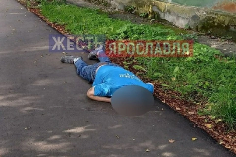 В Ярославле на улице Розы Люксембург утром 3 августа умер мужчина. ФОТО: группа "Жесть Ярославль" ВКонтакте