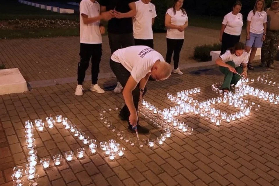 Активисты выложили на территории мемориала свечами слово "Донбасс" и почтили память Ольги Качуры. ФОТО: скриншот из видео ТАСС
