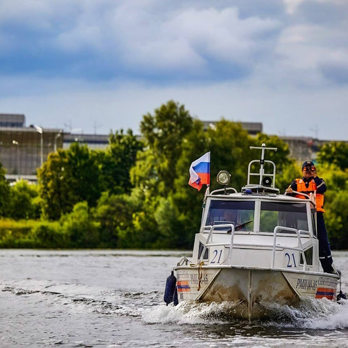 Спасатели усилили контроль безопасности на водоемах Москвы из-за жары -  KP.RU