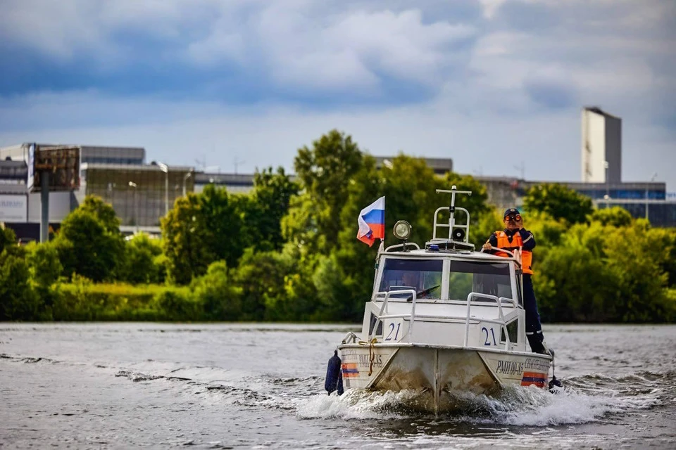 Столичные спасатели усилили патрулирование Москвы-реки и городских водоемов