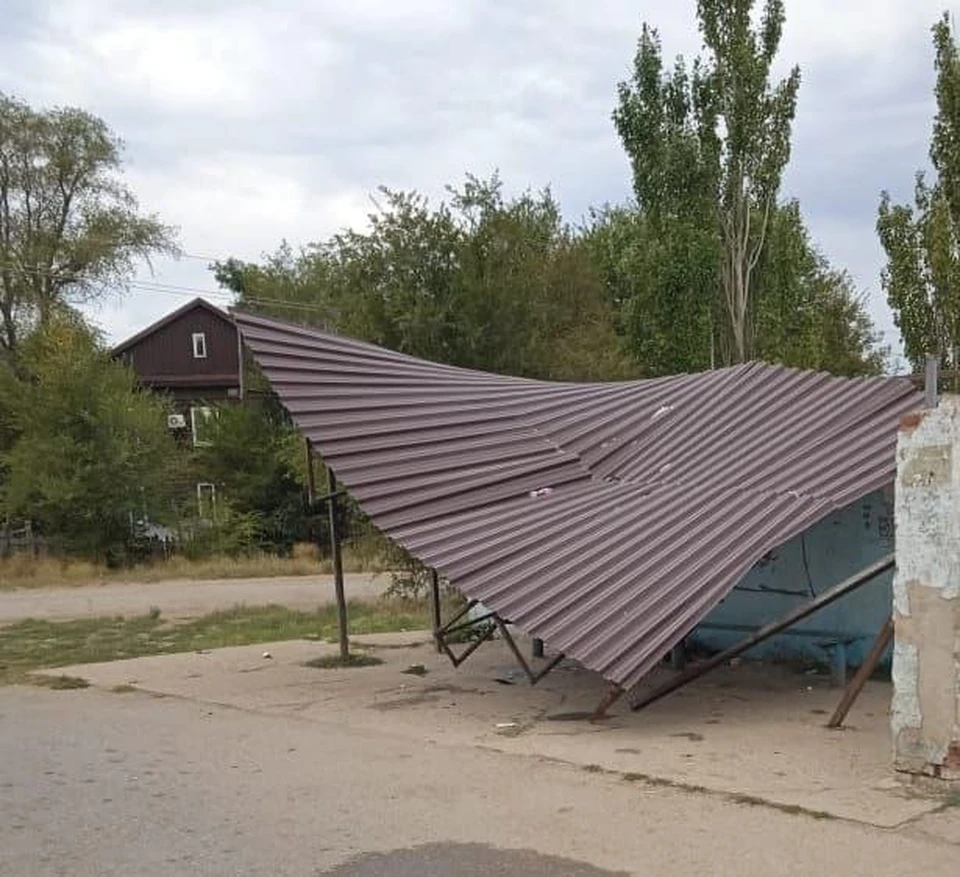 Автобусная остановка СССР за городом. Разрушенная остановка