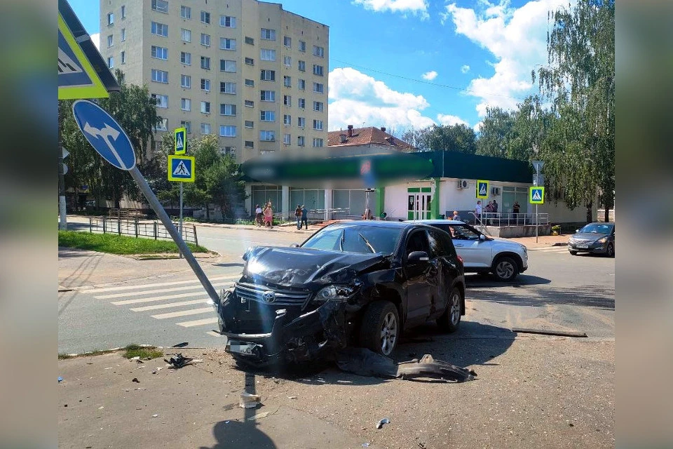 Одна из машин после столкновения врезалась в дорожный знак. Фото: УГИБДД по Тверской области