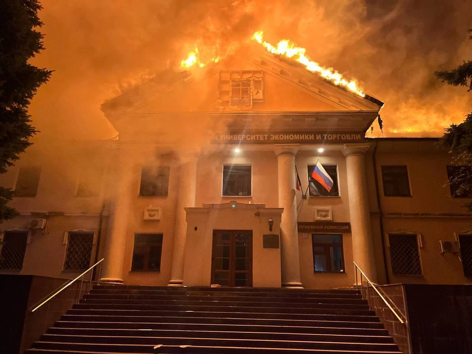 В Донецке локализовали пожар в университете, начавшийся после обстрела со стороны ВСУ.