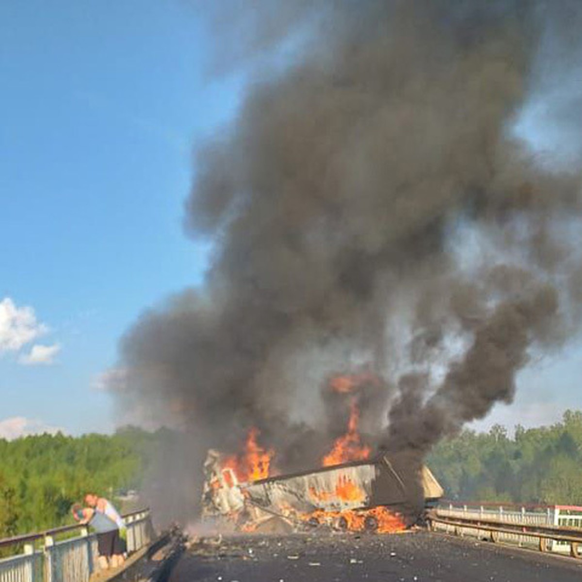 Два водителя погибли в горящих грузовиках на трассе Алтай-Кузбасс - KP.RU