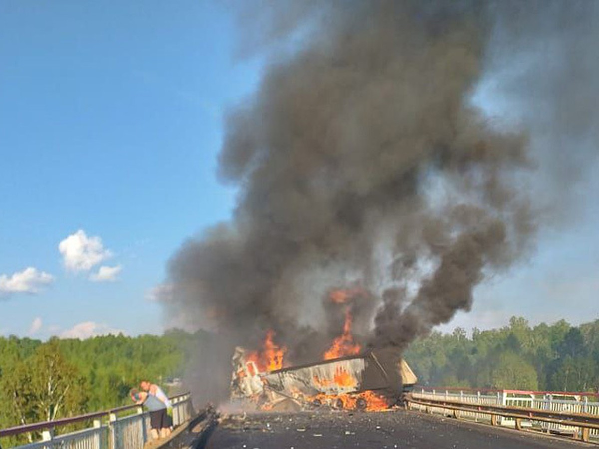 Два водителя погибли в горящих грузовиках на трассе Алтай-Кузбасс - KP.RU