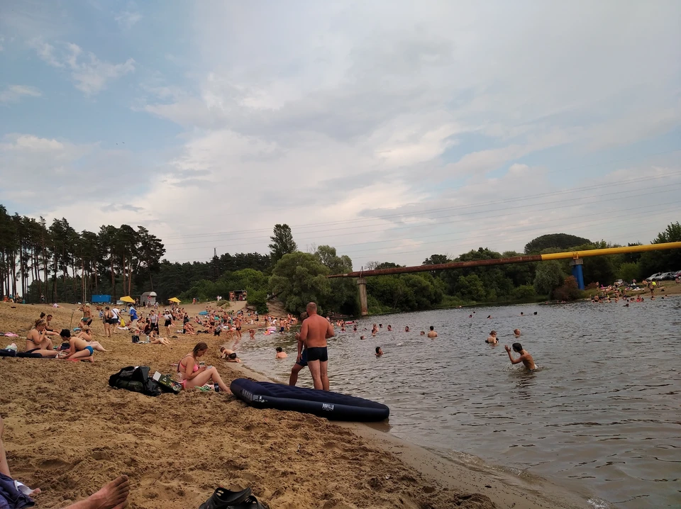 Куряне спасаются от зноя на пляжах