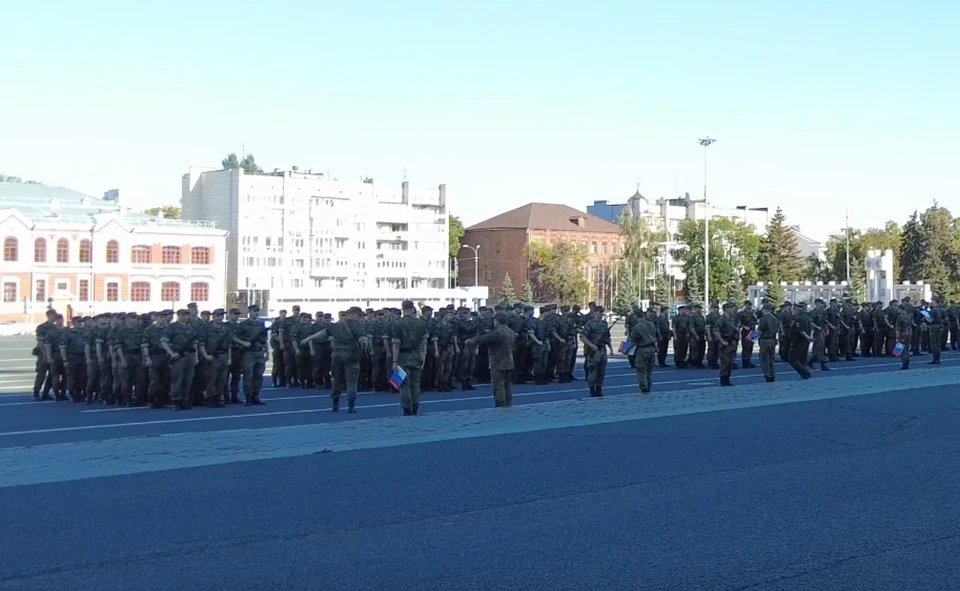 Солдаты разучивали порядок действий во время воинской присяги