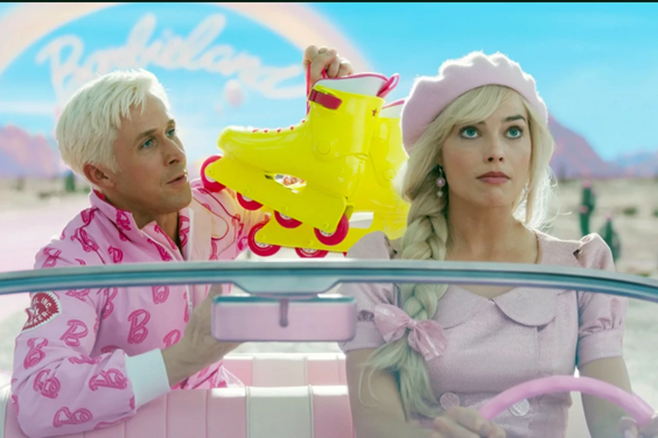 Барби и Кен: кадр из фильма 2023 года. У исполнительницы роли Барби, конечно, не кукольные пропорции