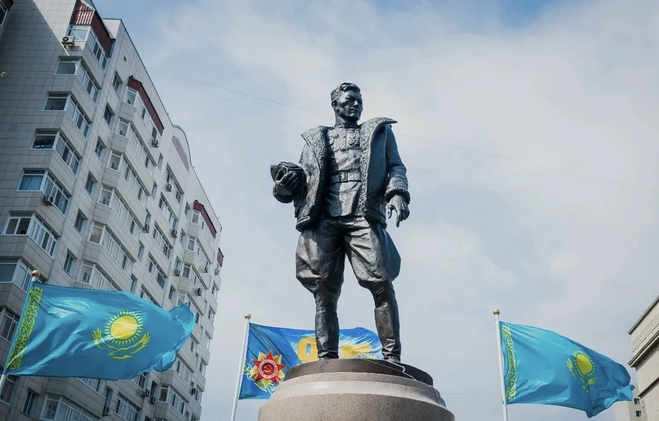 Памятник Талгату Бегельдинову в Астане. Фото https://astana.gov.kz