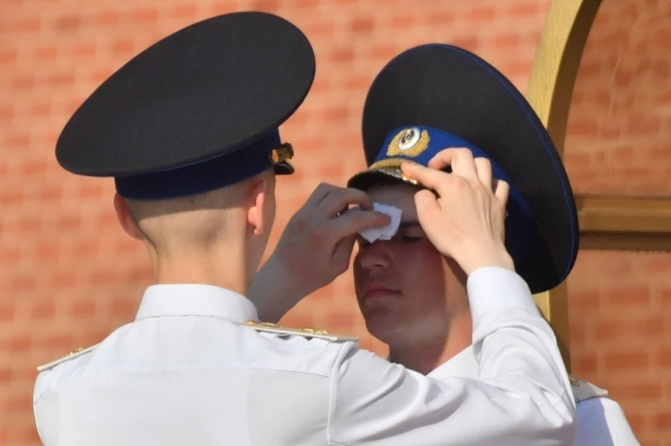 Аномальная жара заставляет жителей придумывать все новые способы охладиться