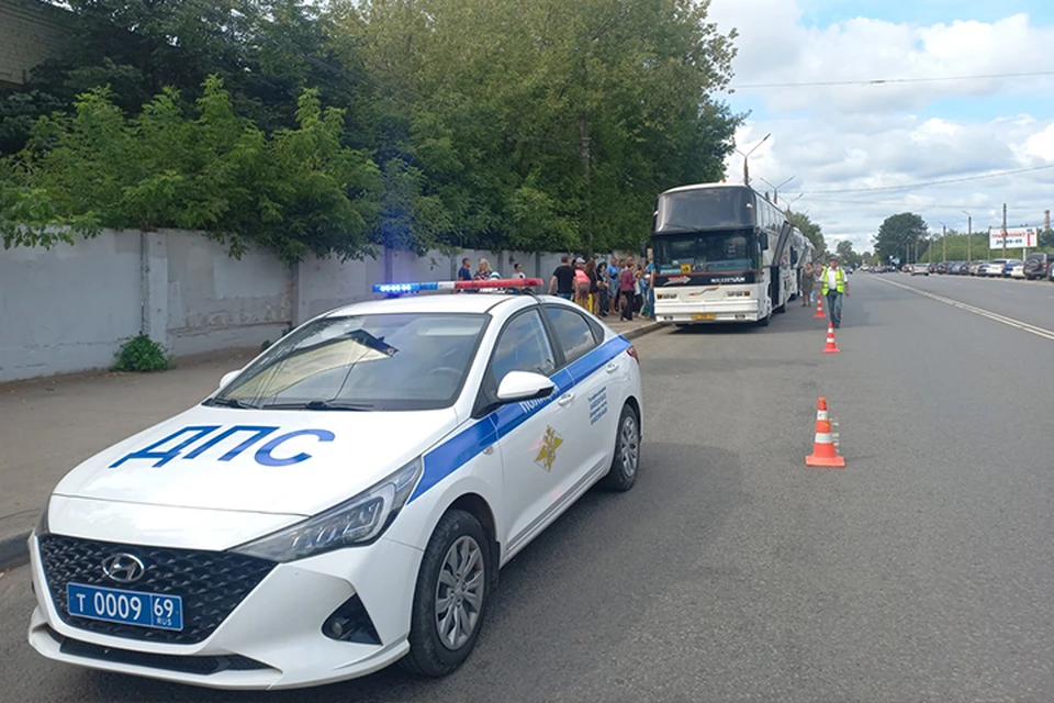 Перед отправкой госавтоинспекторы напомнили детям о безопасности Фото: УГИБДД России по Тверской области