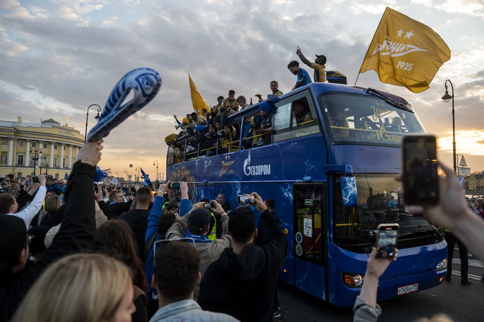 Футболисты "Зенита" проехали по городу на двухэтажном автобусе.