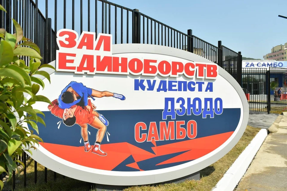Здесь отремонтировали дорогу к центру, благоустроили территорию и установили площадку с тренажерами.