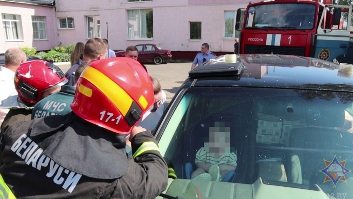 МЧС: в Россонах спасли 1,5-годовалого ребенка, заблокированного в машине -  KP.RU