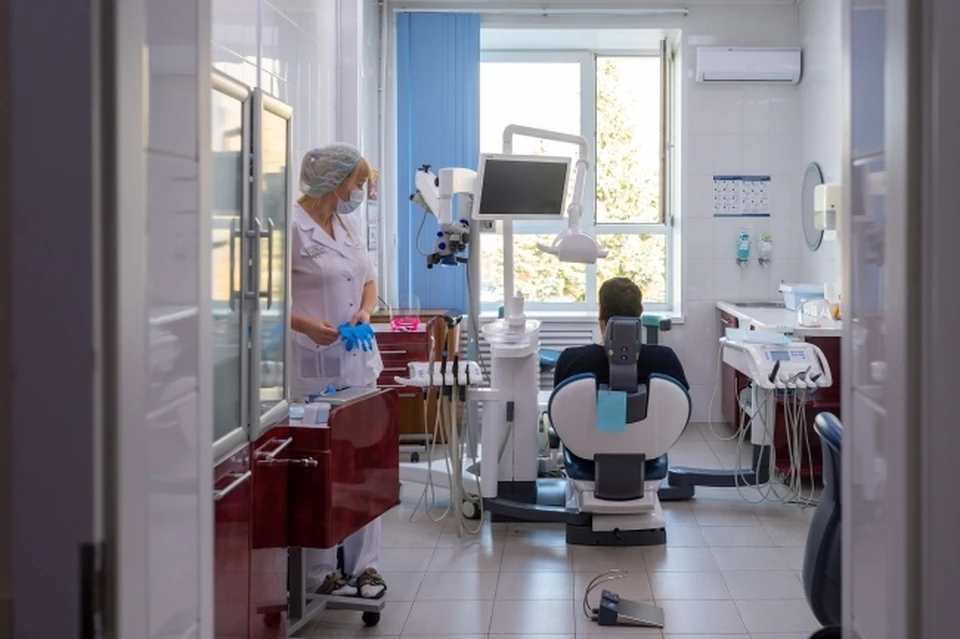 Представитель ответчика с иском не согласился, пояснил, что лечение и протезирование зубов было произведено качественно