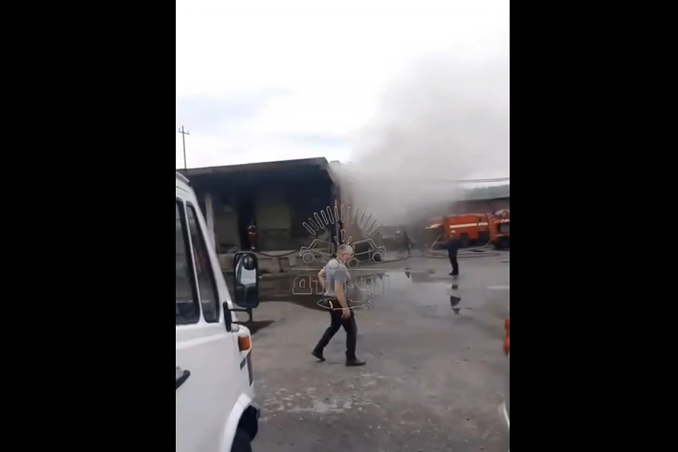 Утром 14 августа в Коле на улице Привокзальной, 12 загорелся склад. Фото: скриншот видео / t.me/murmansk_chp