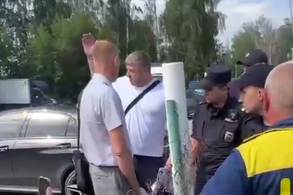Для демонтажа парковки на Дмитрия Неаполитанова пришлось вызывать полицию. Фото: администрация г. Челябинска