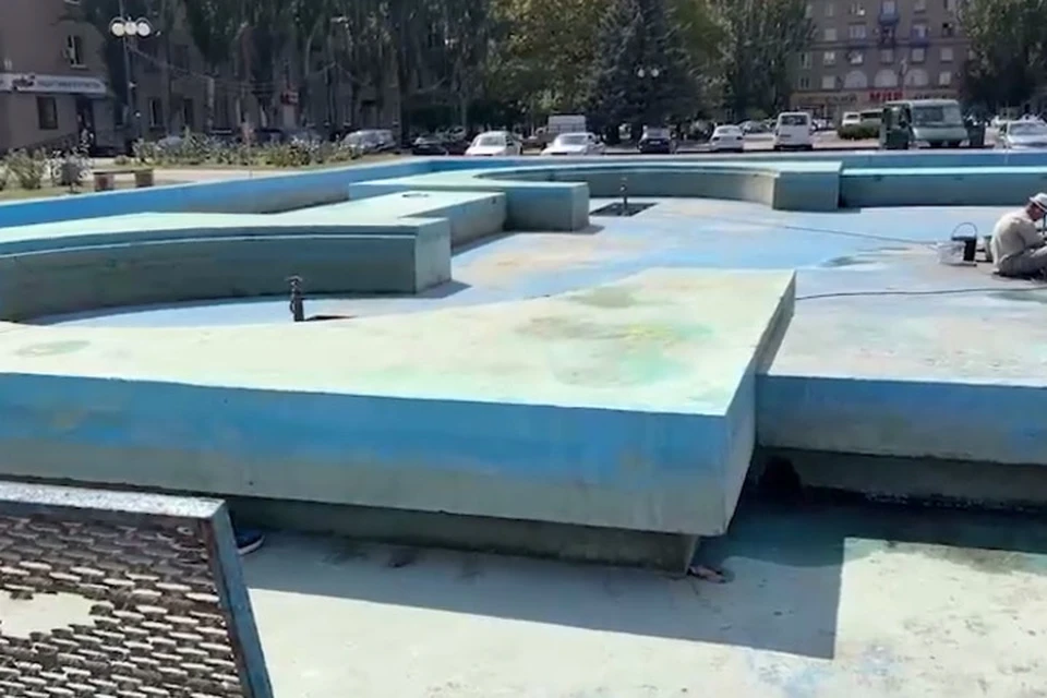 Коммунальные службы города уже очистили от мусора чашу фонтана, теперь приступили к очистке форсунок и насосных механизмов. ФОТО: t.me/melitopoladmin