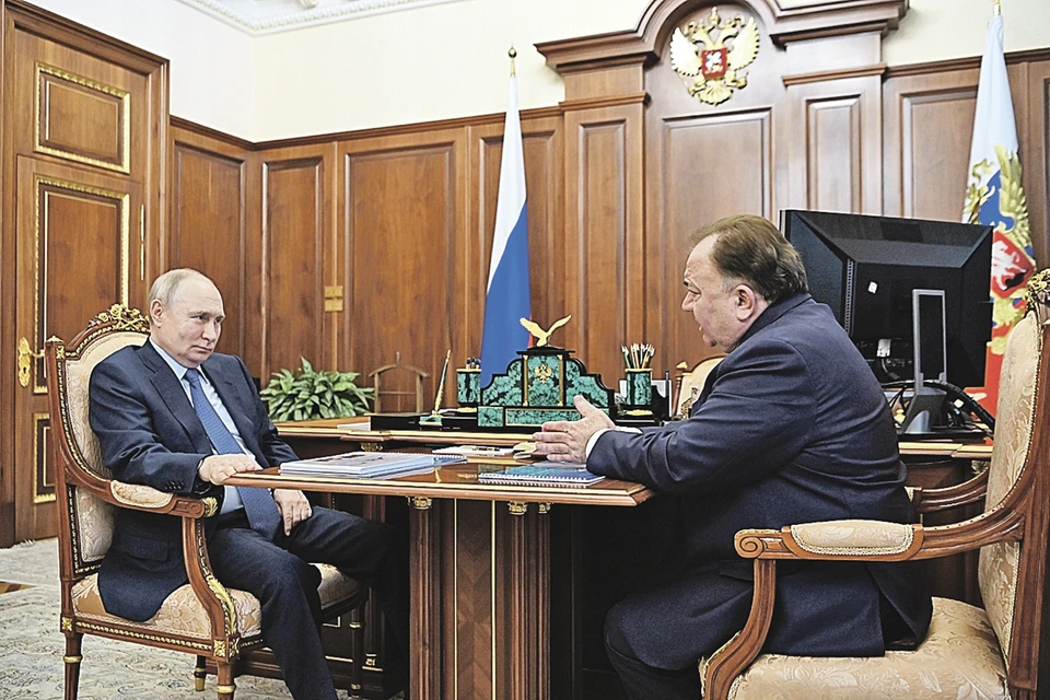 Глава Ингушетии Махмуд-Али Калиматов рассказал Владимиру Путину, как ему удалось сбить цены на овощи сразу в несколько раз. Фото: Александр КАЗАКОВ/РИА Новости