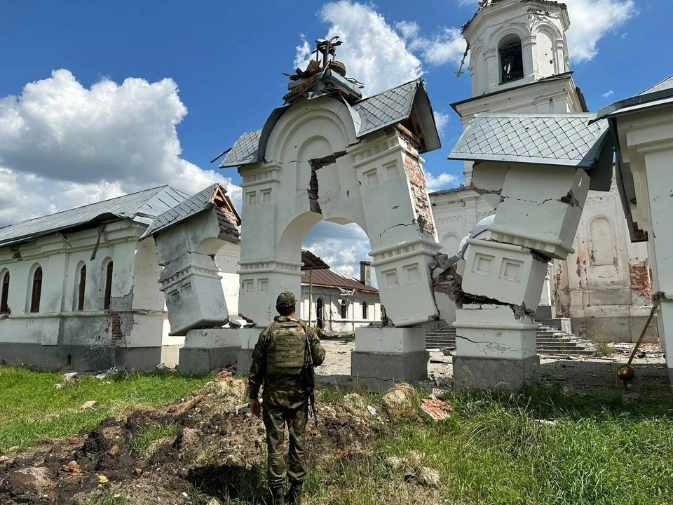Артиллерия противника обстреляла храм, когда российские солдаты отогнали националистов от населенного пункта / Фото: vk.com/dv_holin
