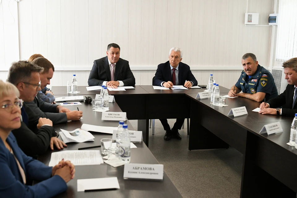 После осмотра стройплощадки губернатор провел там же во временно устроенном помещении выездное совещание.
