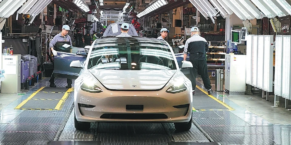 Рабочие заканчивают создание автомобиля на гигафабрике Tesla в Шанхае. / Фото - ГАО ЭРЦЯН / CHINA DAILY