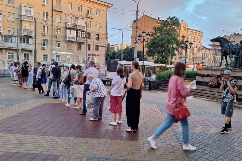 Пассажиры выстроились в очередь в ожидании автобуса № 16.