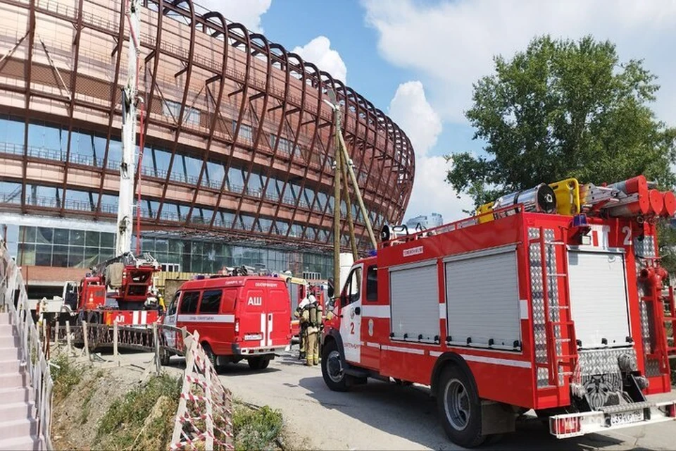 В Екатеринбурге загорелась строящаяся ледовая «УГМК-Арена» Фото: пресс-служба управление МЧС по Свердловской области