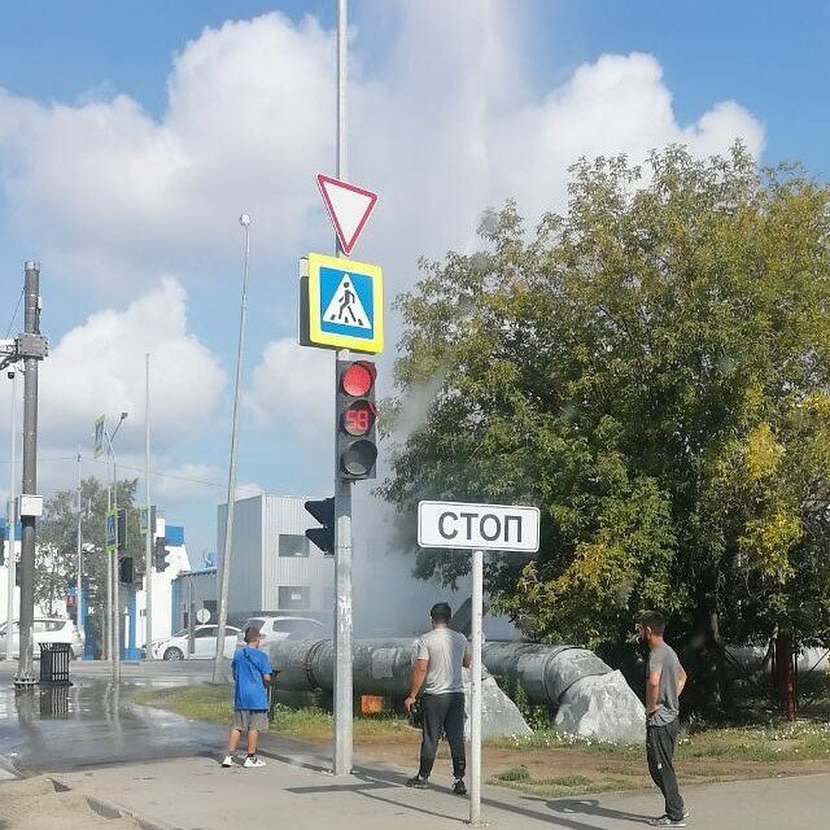 На Московском Тракте в Тюмени хлещет горячая вода из прорванной трубы -  KP.RU