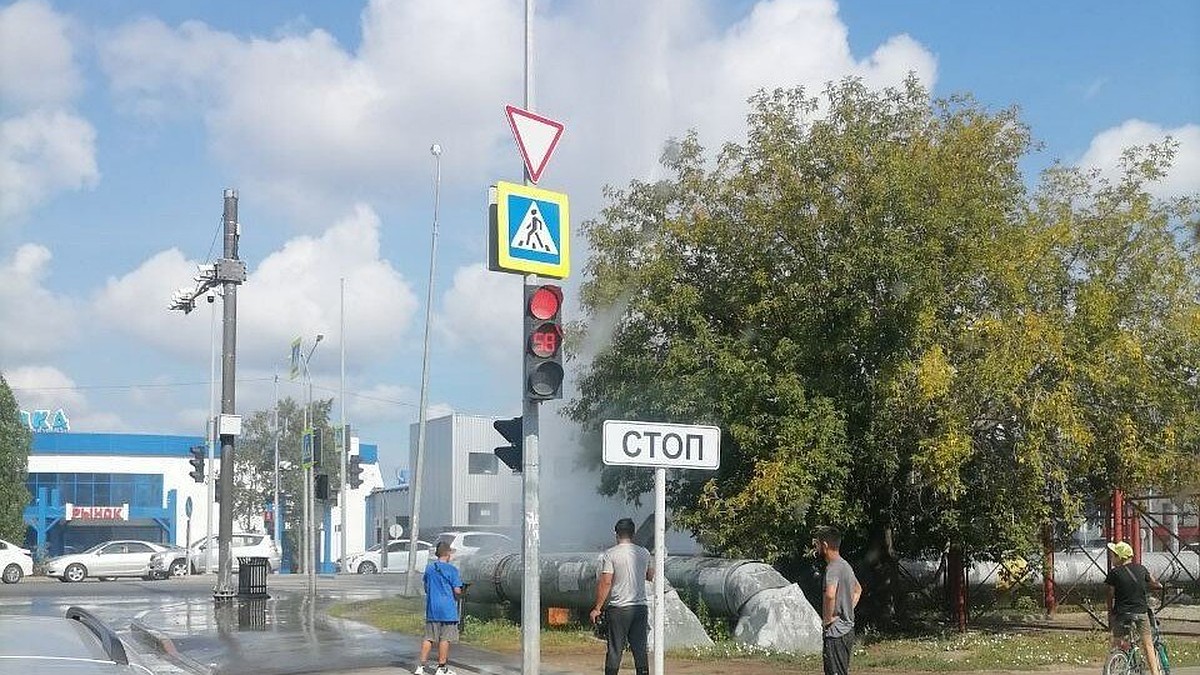 На Московском Тракте в Тюмени хлещет горячая вода из прорванной трубы -  KP.RU