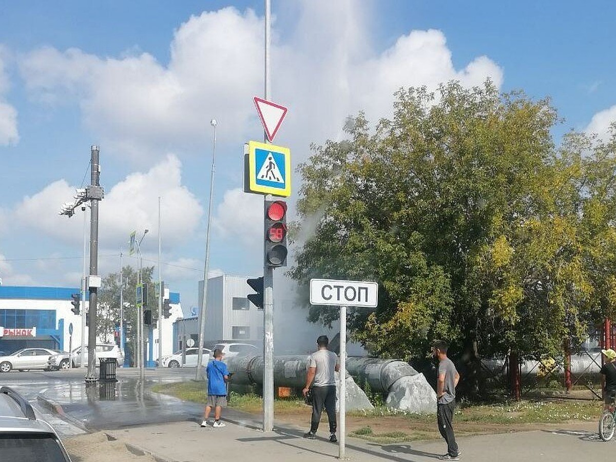 На Московском Тракте в Тюмени хлещет горячая вода из прорванной трубы -  KP.RU