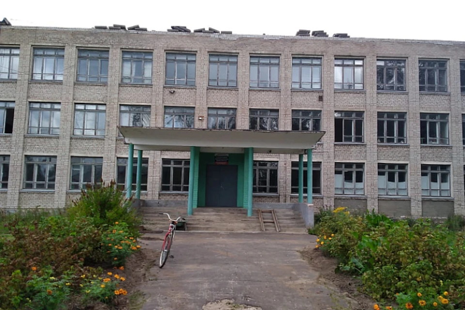 У школы в Светлом частично восстанавливают фасад. Фото: kirovreg.ru