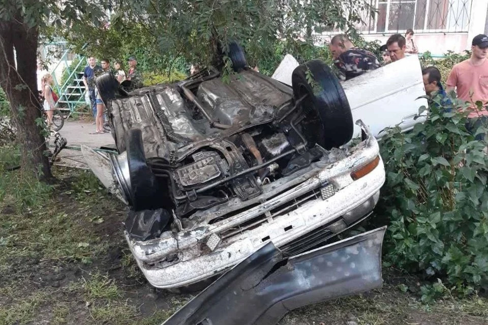 Вместе с водителем в легковушке находились два пассажира. Фото: ГИБДД Челябинска
