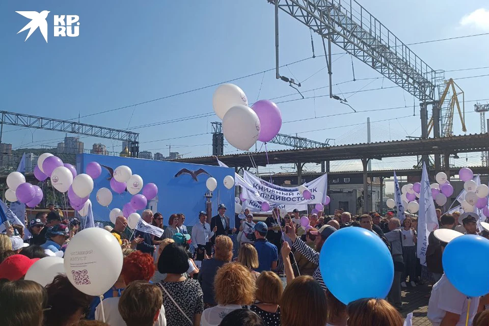 Поезд с нетерпением дожидались около полутора сотен человек.