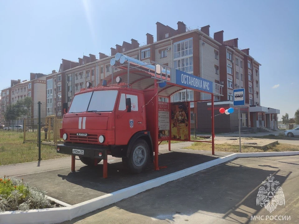 В передней части остановки – кабина от настоящего «КамАЗа».