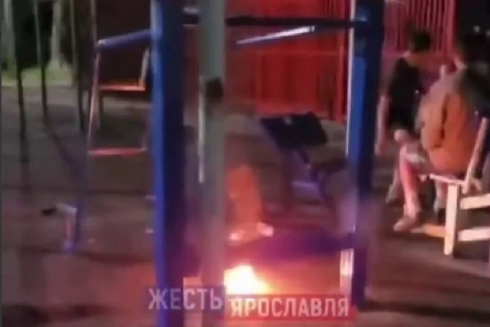 Компания молодых людей испортила покрытие на новой спортивной площадке во дворе улице Труфанова в Ярославле. Скриншот с видео, группа "Жесть Ярославль" ВКонтакте