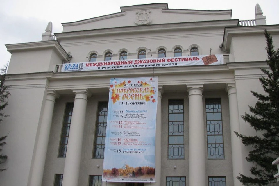 Здание, сооруженное в 1925 году на средства горожан, относится к объектам культурного наследия. Фото: ГИ ОКН НСО