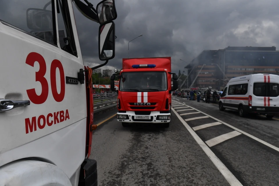 Пожар тушат в федеральном перинатальном центре на юго-западе Москвы