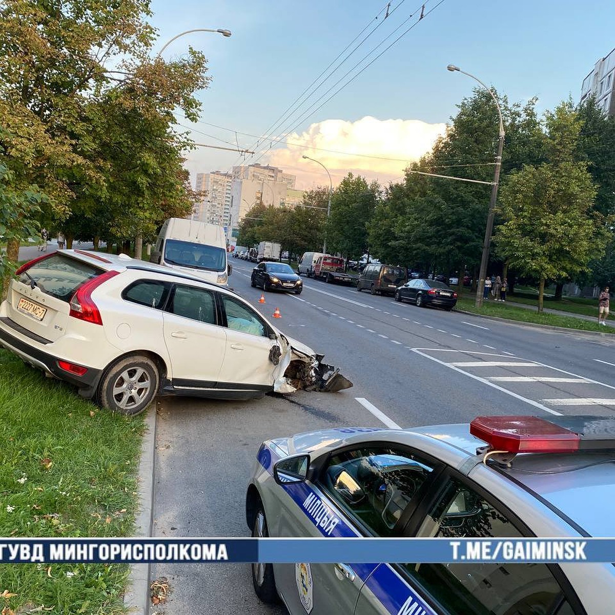 В Минске пьяная водитель Volvo врезалась в авто, вылетев за пределы дороги  - KP.RU