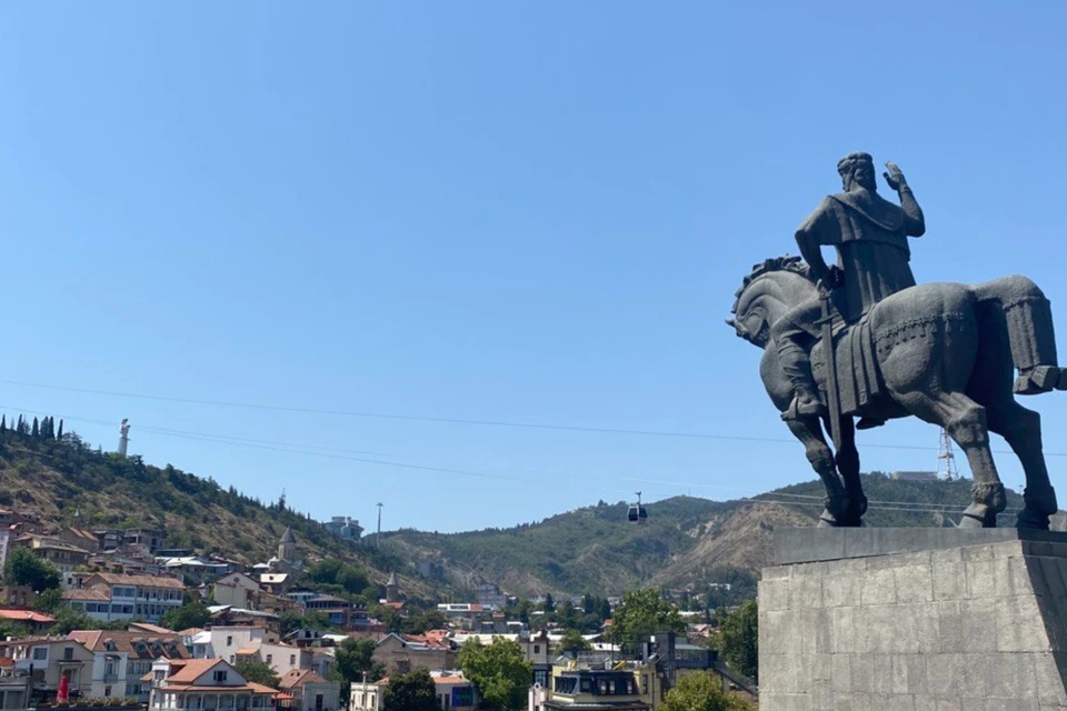 Памятник основателю Тбилиси Вахтангу Горгасали и вид на город.