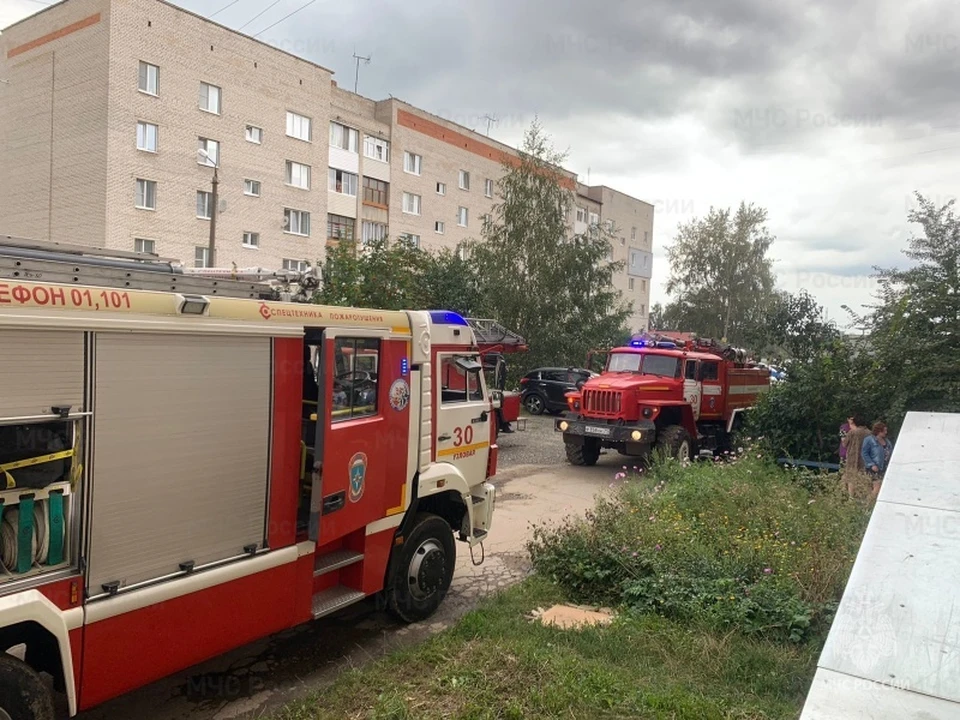 Во время пожара в многоквартирном доме в Узловой эвакуировали 9 человек
