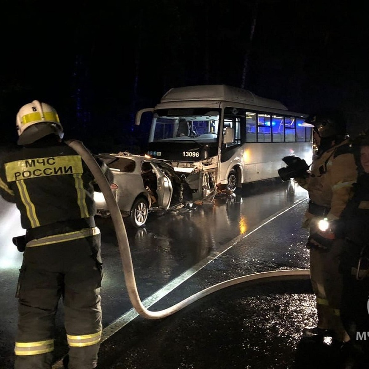 Водителя «Тойоты» зажало в машине после столкновения с автобусом в  Новосибирске - KP.RU