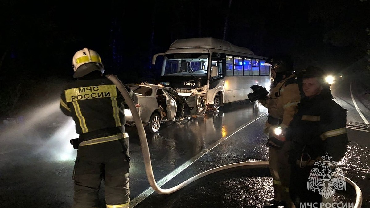 Водителя «Тойоты» зажало в машине после столкновения с автобусом в  Новосибирске - KP.RU