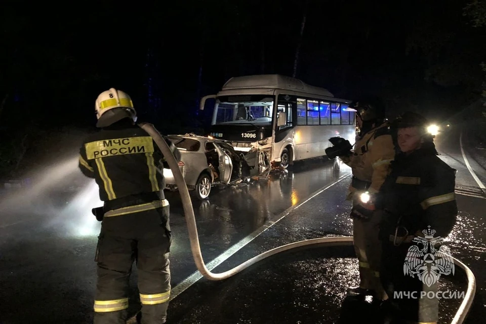 Водителя «Тойоты» зажало в машине после столкновения с автобусом в Новосибирске. Фото: ГУ МЧС НСО.