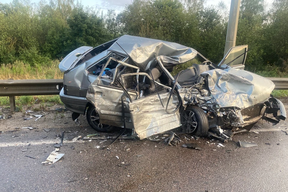 Водитель ВАЗа протаранил дорожное ограждение на трассе под Липецком
