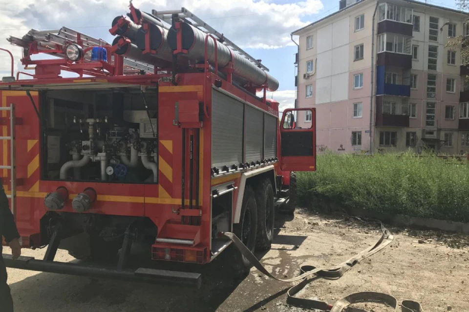 В Усть-Илимске из горящего многоквартирного дома спасли человека