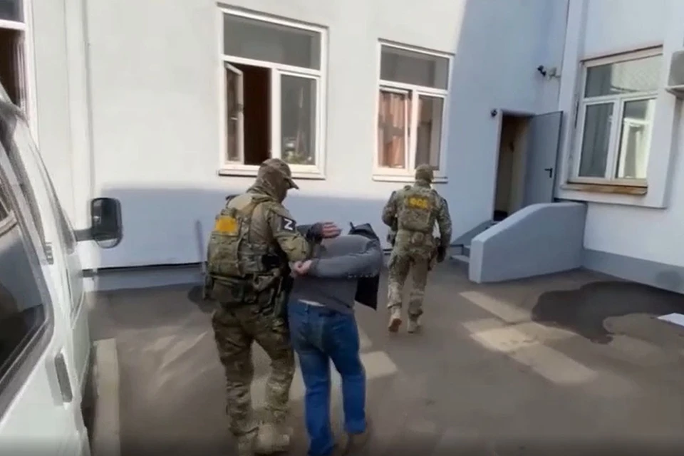 ФСБ России опубликовало кадры задержаний юношей и девушек, которых поймали сразу после поджогов военкоматов и железнодорожного оборудования.