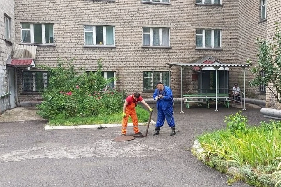 Свыше 350 засоров канализации устранили вологодские коммунальщики в Алчевске. Фото - гендиректор "Вологдагорводоканала" Эдуард Ярославов